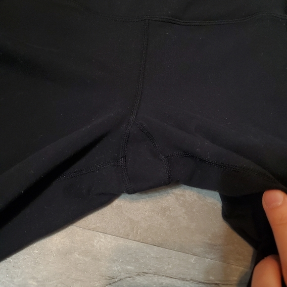 Lululemon cropped pants. Black. Ruched detail. Open at lower back. 18". Size 10. - Picture 6 of 12